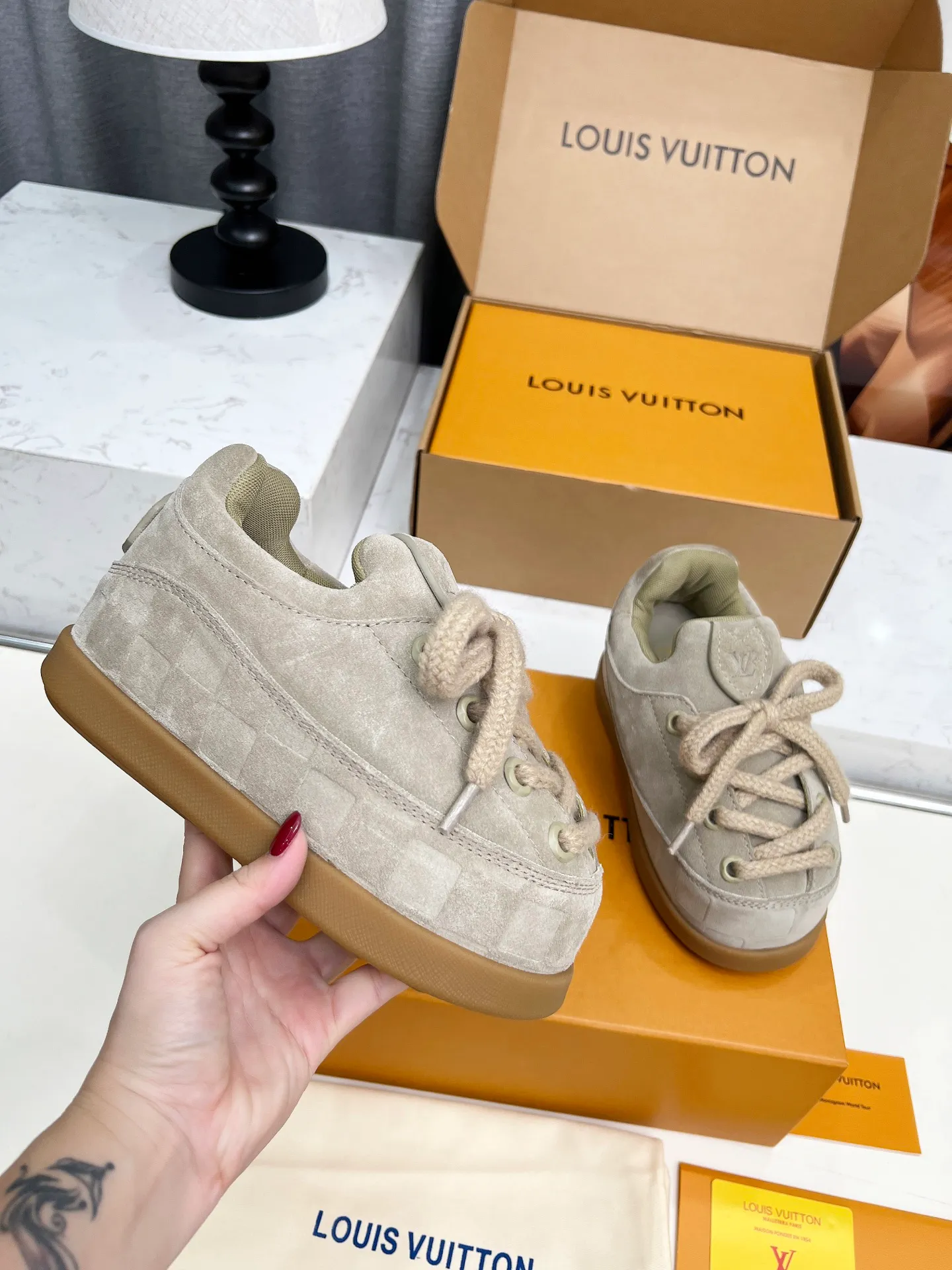 [L Family] P: 740💰 Couple model, size: women 35-41 (customized at 41 for women), 39-46 for men (customized at 45.46) The 2025 iteration of this Time Out sneaker, couple model, LV co-branded nigo, donkey brand, Louis Vuitton, ugly, cute😍Many Internet celebrities have shown off their feet, a classic and versatile item. Fabric: Imported high mercerized cow suede. Lining: high-grade elastic mesh, outsole: original molded outsole, palm print rubber outsole with hidden L letter and Monongram flower.